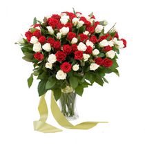 Мікс з 79 червоних і білих троянд